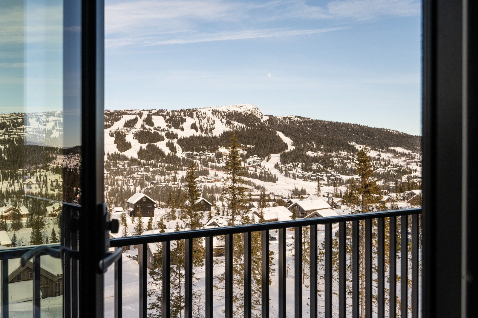 Utgang fra stue til balkongen med fantastisk utsikt mot Kvitfjell Vest. Galleribilde