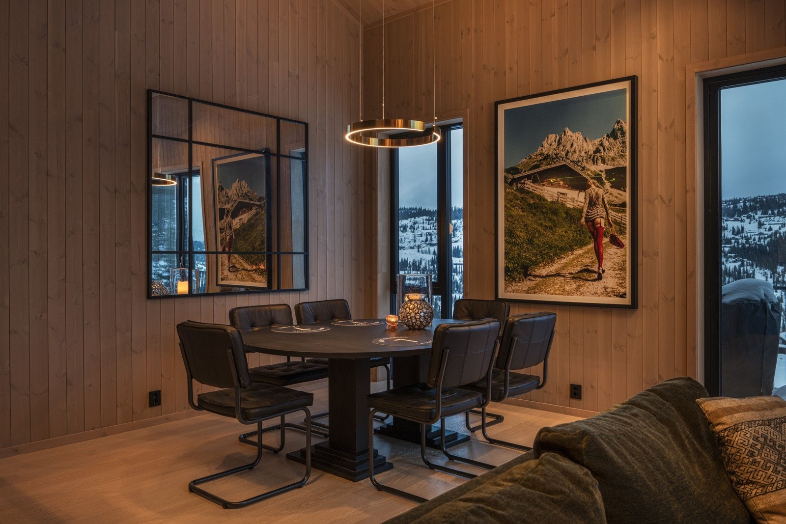 Stuen er romslig, med naturlige soner for både sofa- og spisegruppe. Galleribilde