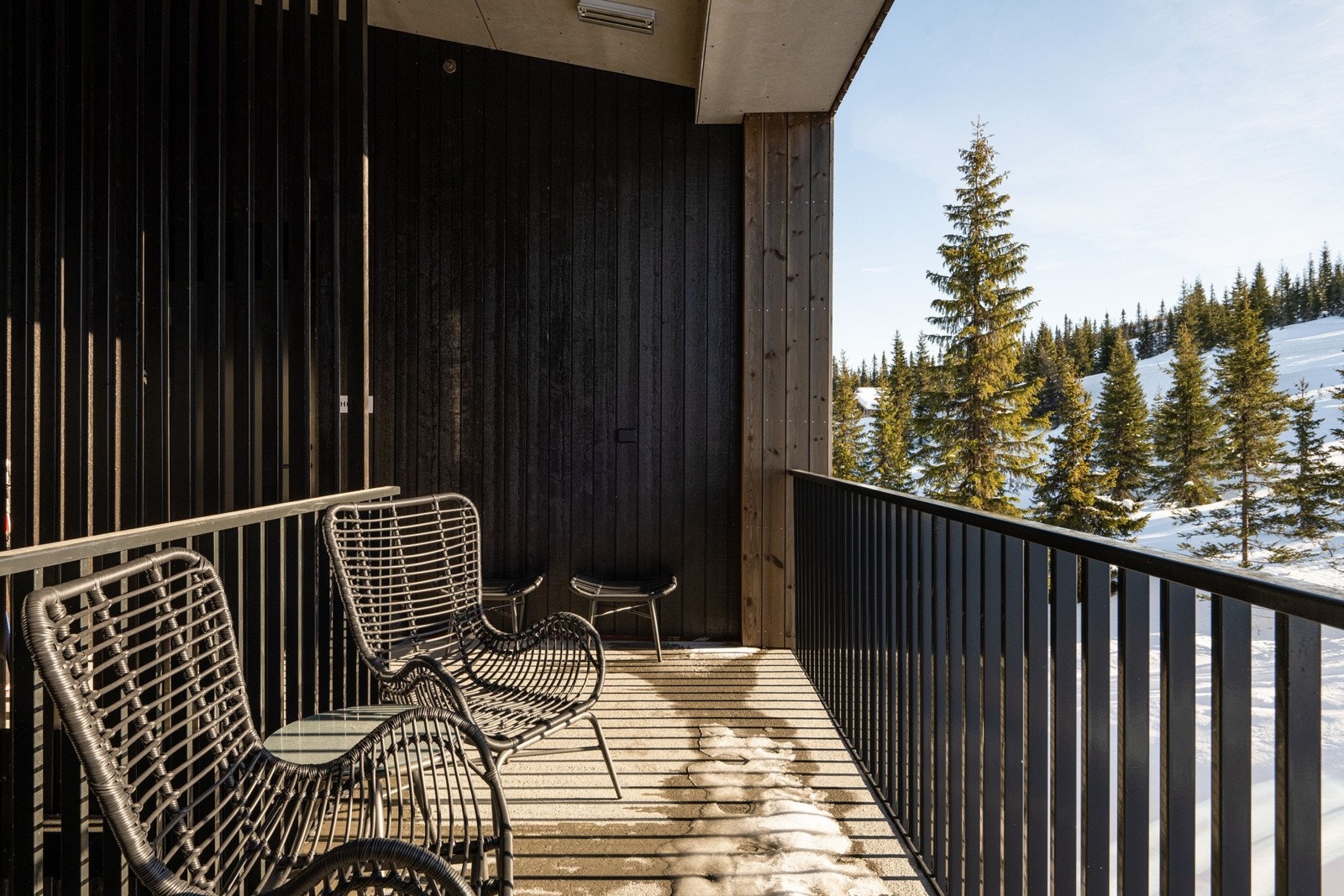 Solrik svalgang ved inngangspartiet. Galleribilde