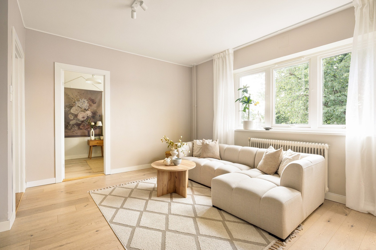 Dette er en herlig lys og luftig 2-roms leilighet, med kort vei til alt du trenger. Galleribilde