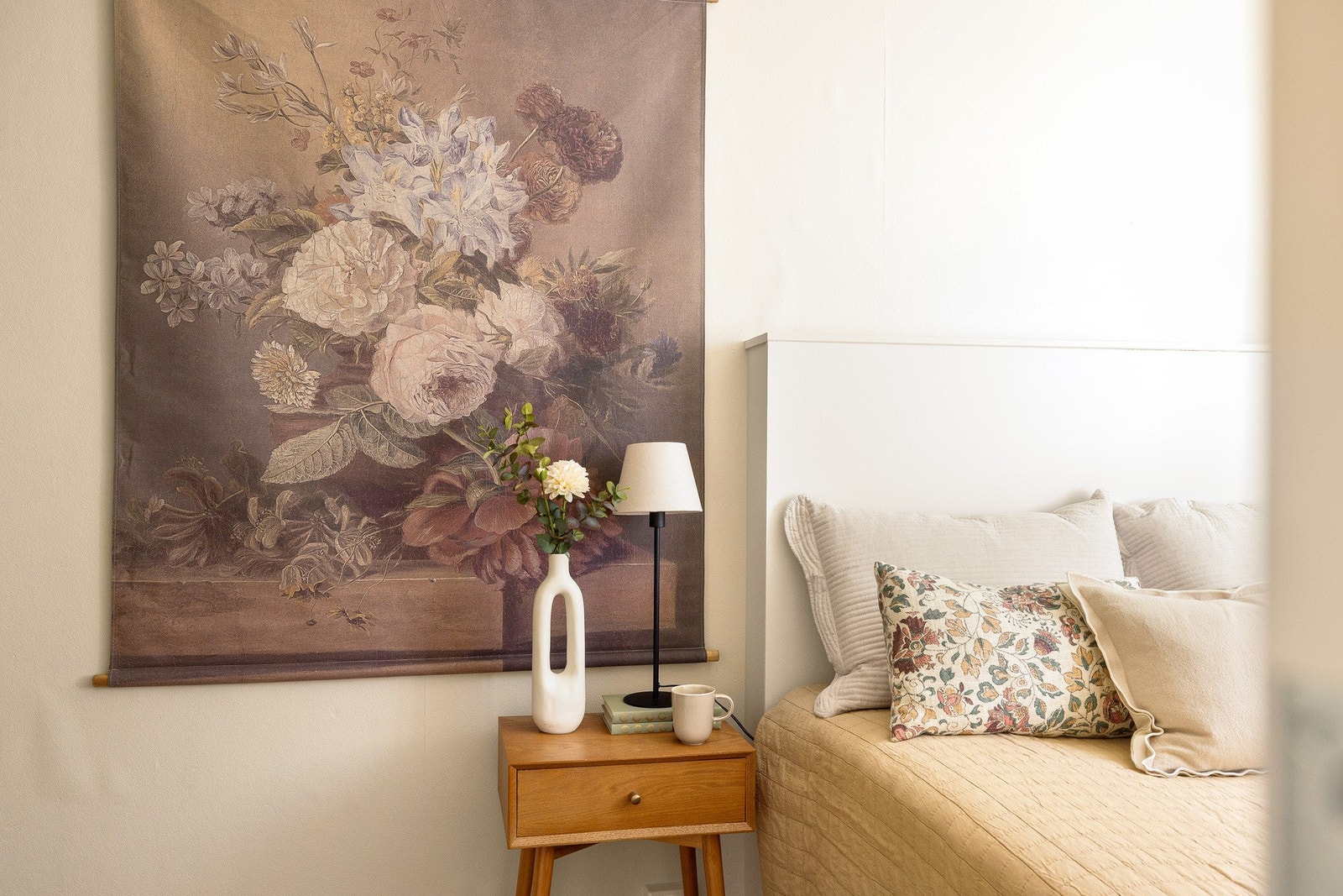 Soverommet er holdt i lyse, nøytrale farger og har laminatgulv som gir et moderne uttrykk. Galleribilde