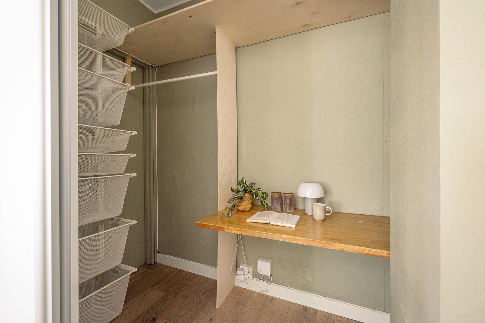 Garderoben er innredet med hyllesystem for effektiv oppbevaring. Galleribilde