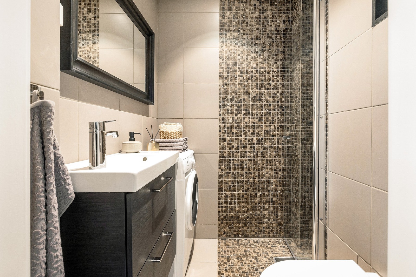 Badet ble pusset opp i 2017 og fremstår som et stilrent rom med tidsriktige overflater og løsninger. Galleribilde