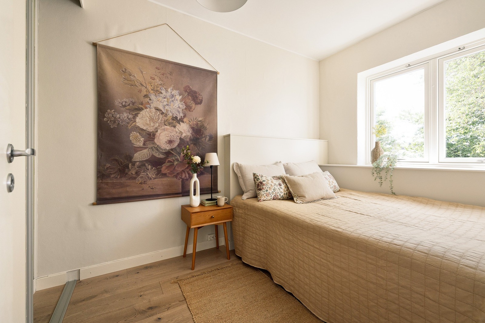 Soverommet har en god størrelse og er innredet slik at det er plass til dobbeltseng med nattbord, naturlig plassert under det store vinduet. Galleribilde