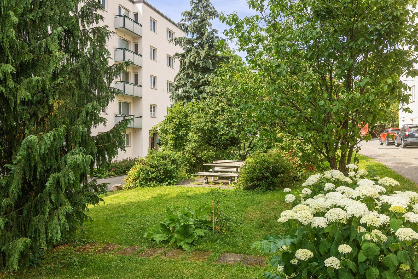 Sameiet sine fellesarealer er pent opparbeidet med grønn beplantning og sittegrupper. Galleribilde