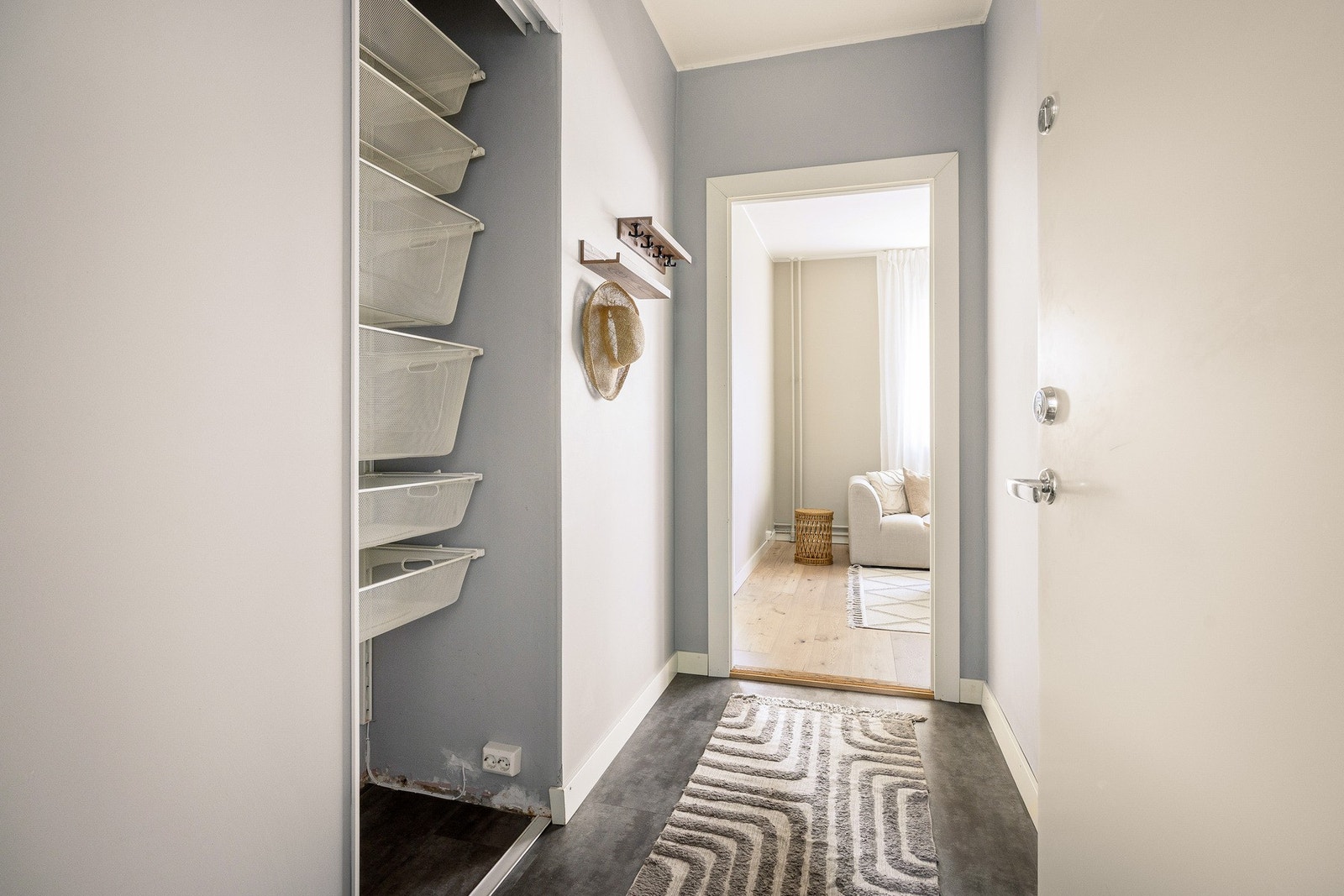 Gjennomtenkt løsning i entréen med skyvedørsgarderobe, der én av dørene har speilfront som skaper en luftig romfølelse. Galleribilde