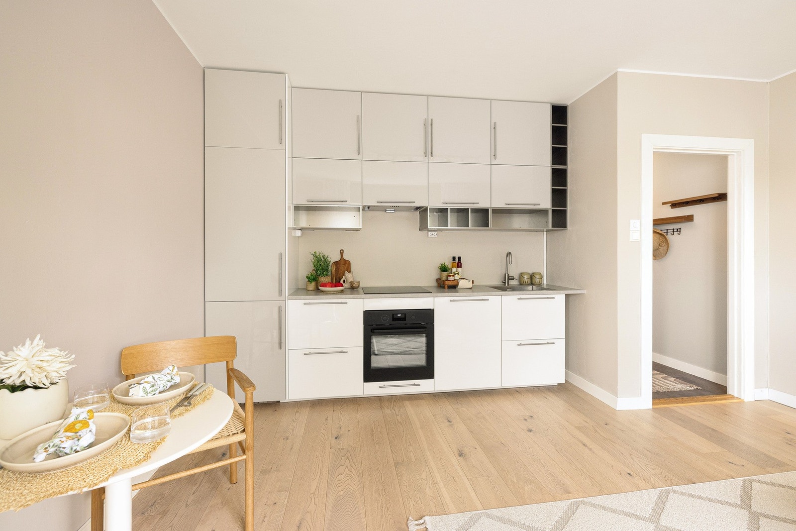 Kjøkkenet har en moderne og funksjonell utforming med takhøy innredning, som gir svært god oppbevaringsplass. Galleribilde