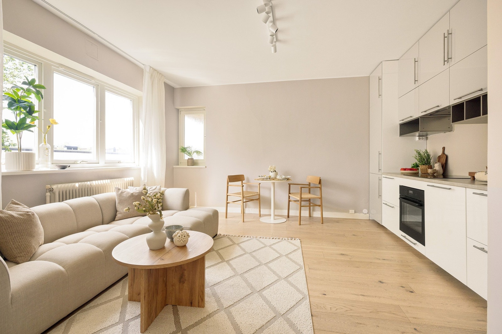 Store vindusflater på to sider hvorav tre er plassert langs stuevegg slipper inn rikelig med naturlig dagslys og gir rommet en behagelig atmosfære. Galleribilde