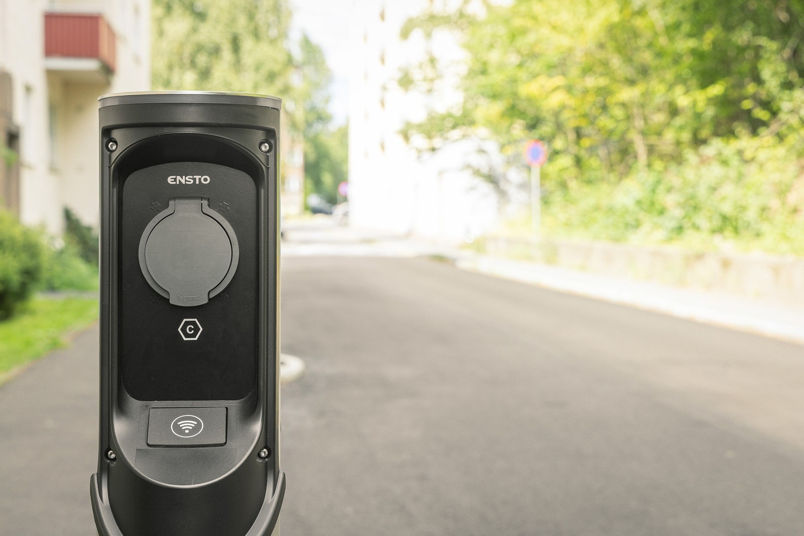 På noen av plassene er det montert opp elbil-ladere. Galleribilde