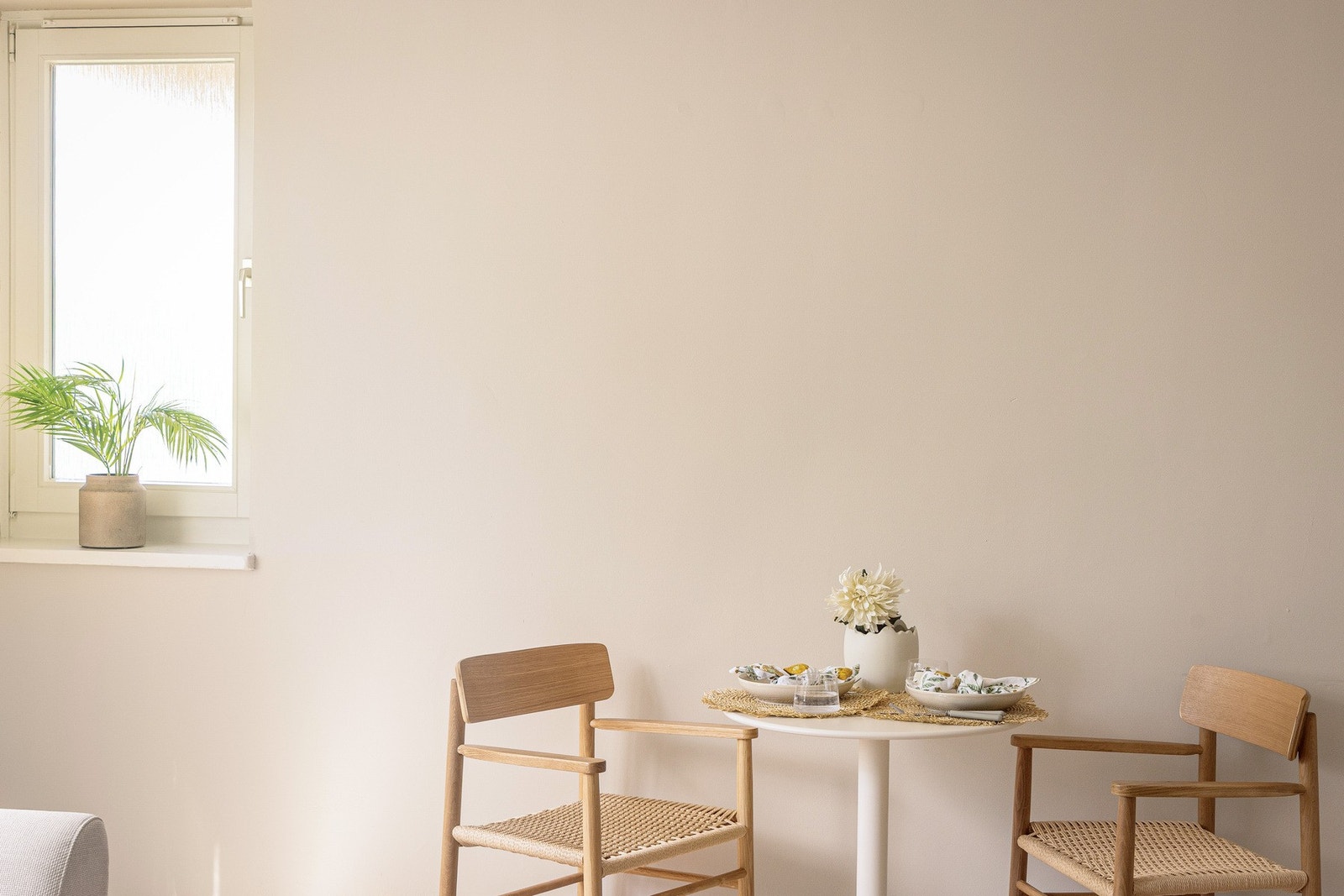 I forkant av kjøkkenet er det god plass til spisebord, praktisk plassert i direkte tilknytning til både kjøkken og oppholdsarealer. Galleribilde