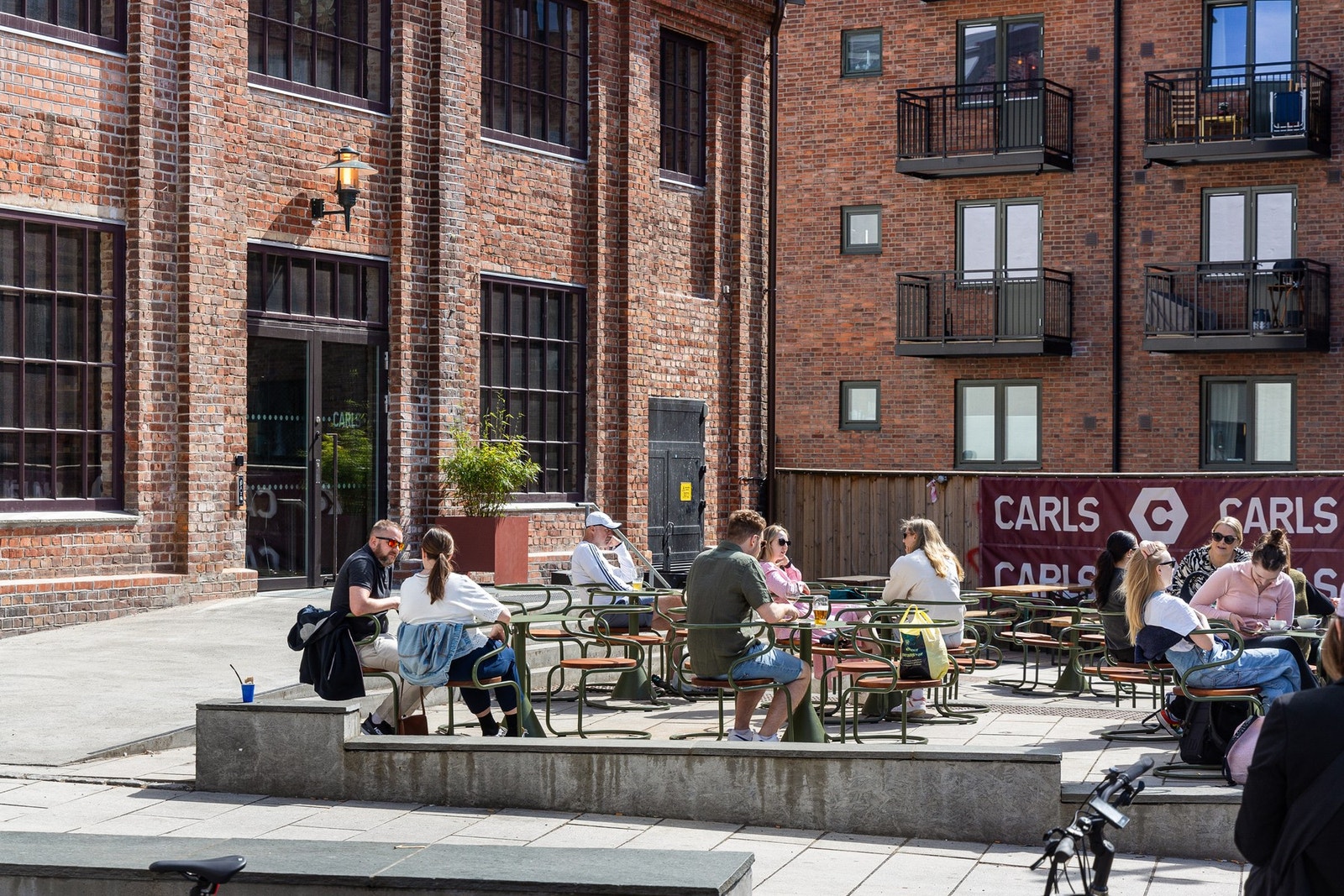 Carls - 3000 kvm med store og små opplevelser under samme tak. Her kan du velge mellom koselige kaféer, restauranter, uteservering og vinbar. Galleribilde