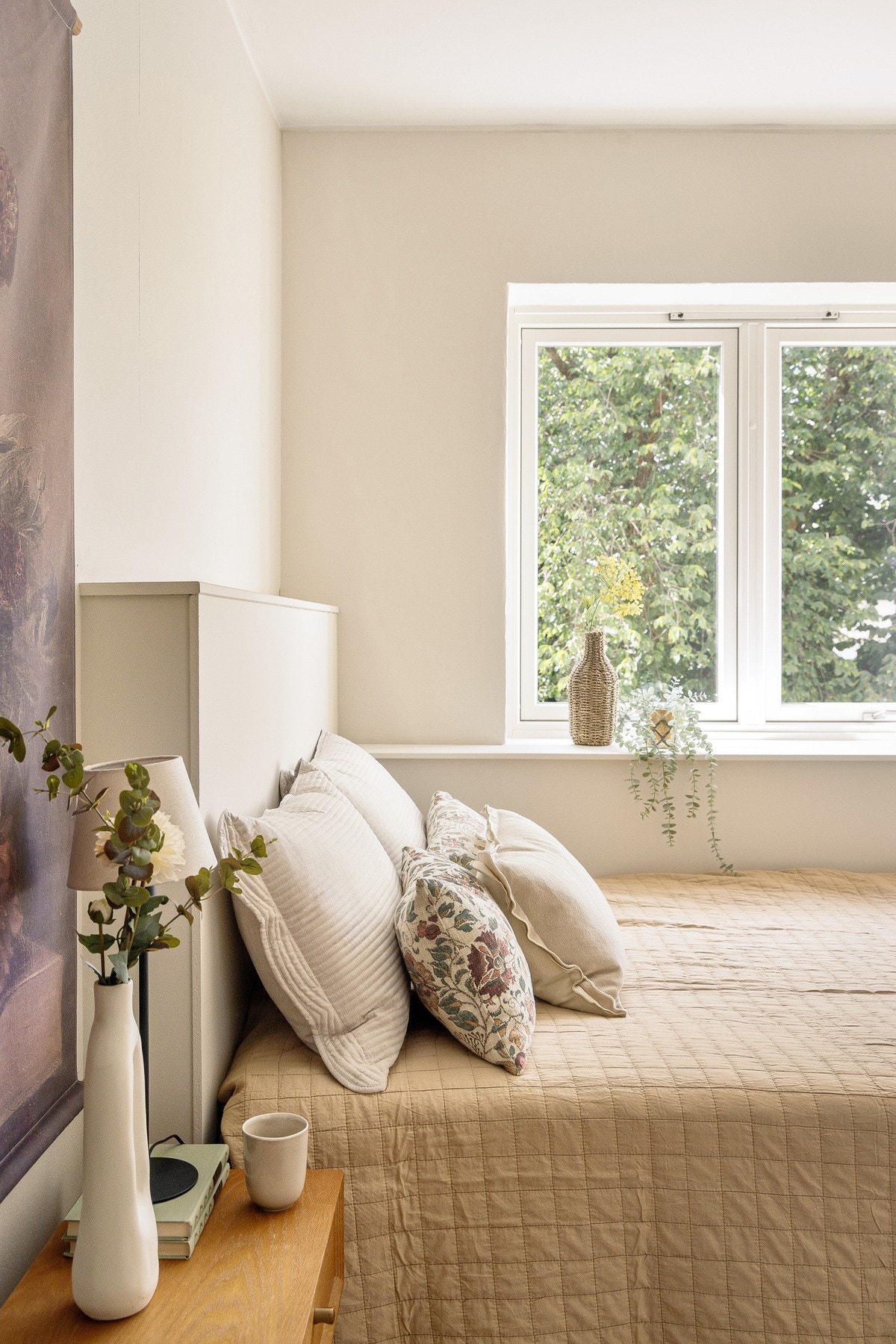 Vinduet gir rikelig med naturlig lys og et behagelig grønt utsyn, noe som skaper en rolig og avslappende atmosfære. Galleribilde