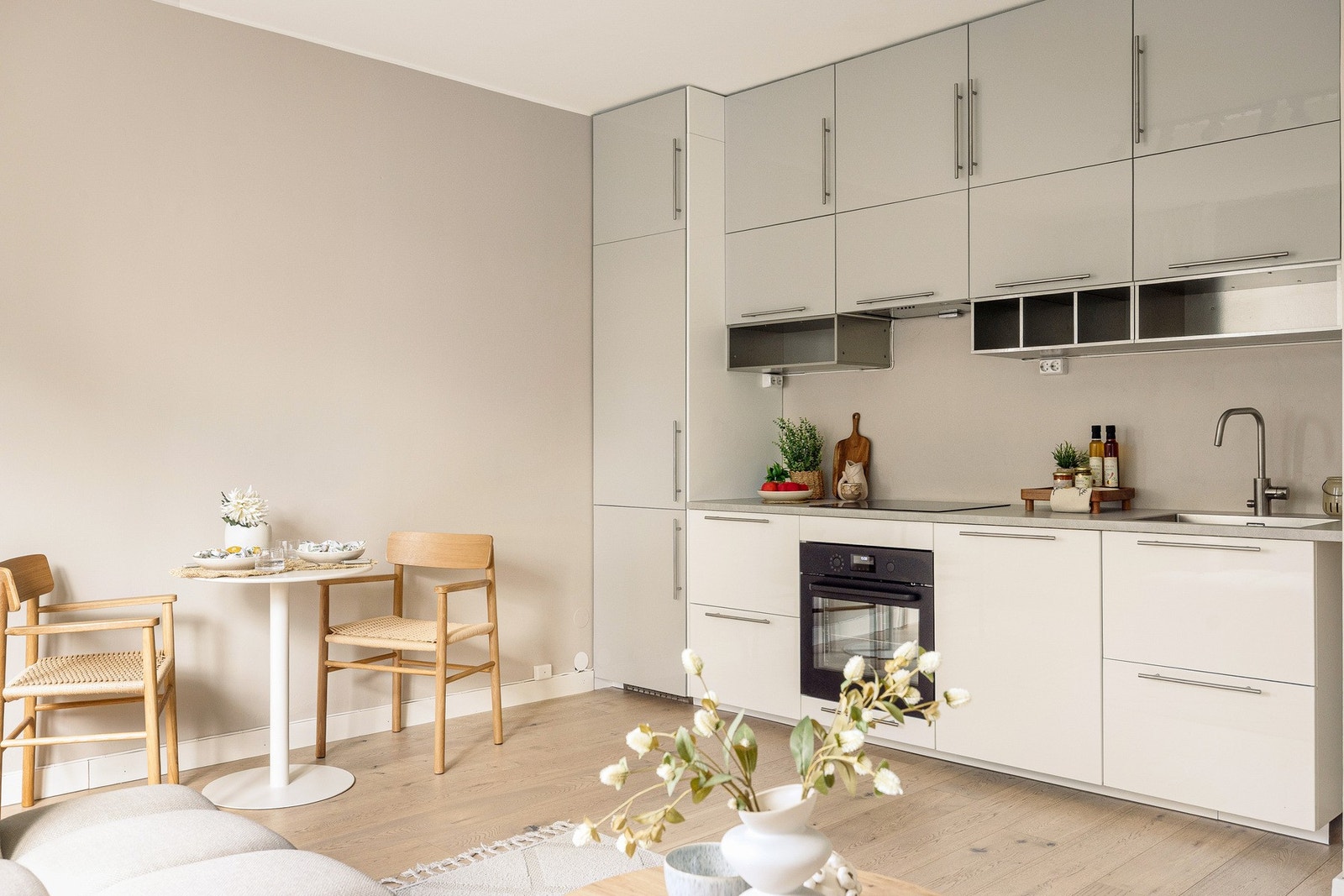 Av integrerte hvitevarer medfølger ovn, induksjonstopp, kombiskap med kjøl og frys, samt oppvaskmaskin. Galleribilde