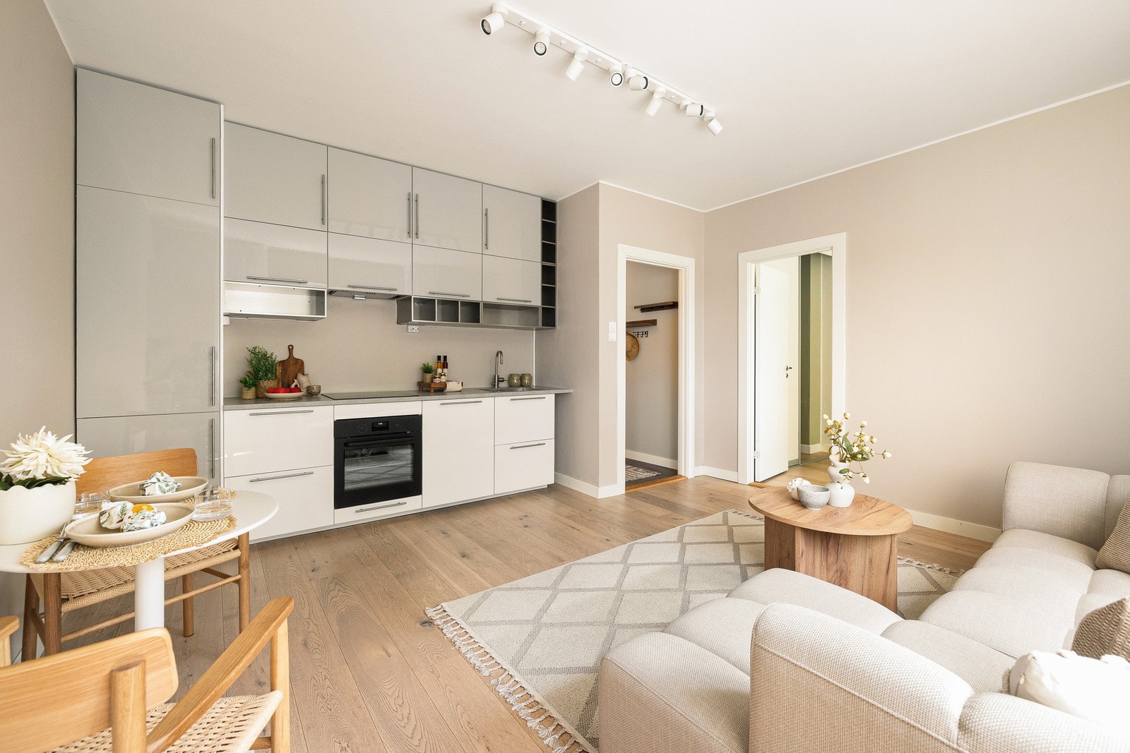 Stuen ble i likhet med resten av leiligheten oppgradert i 2017, og fremstår gjennomgående pen med laminerte gulv og vegger malt i lune, moderne fargetoner. Galleribilde