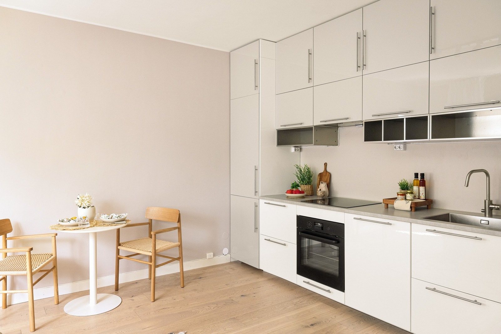 Kjøkkenet har en åpen løsning mot stuen, noe som gir en sosial romfølelse og sørger for rikelig med naturlig lys også her. Galleribilde