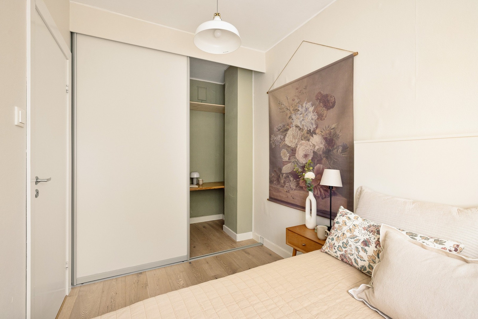 Bak stilrene skyvedører finner du en praktisk walk-in garderobe. Galleribilde