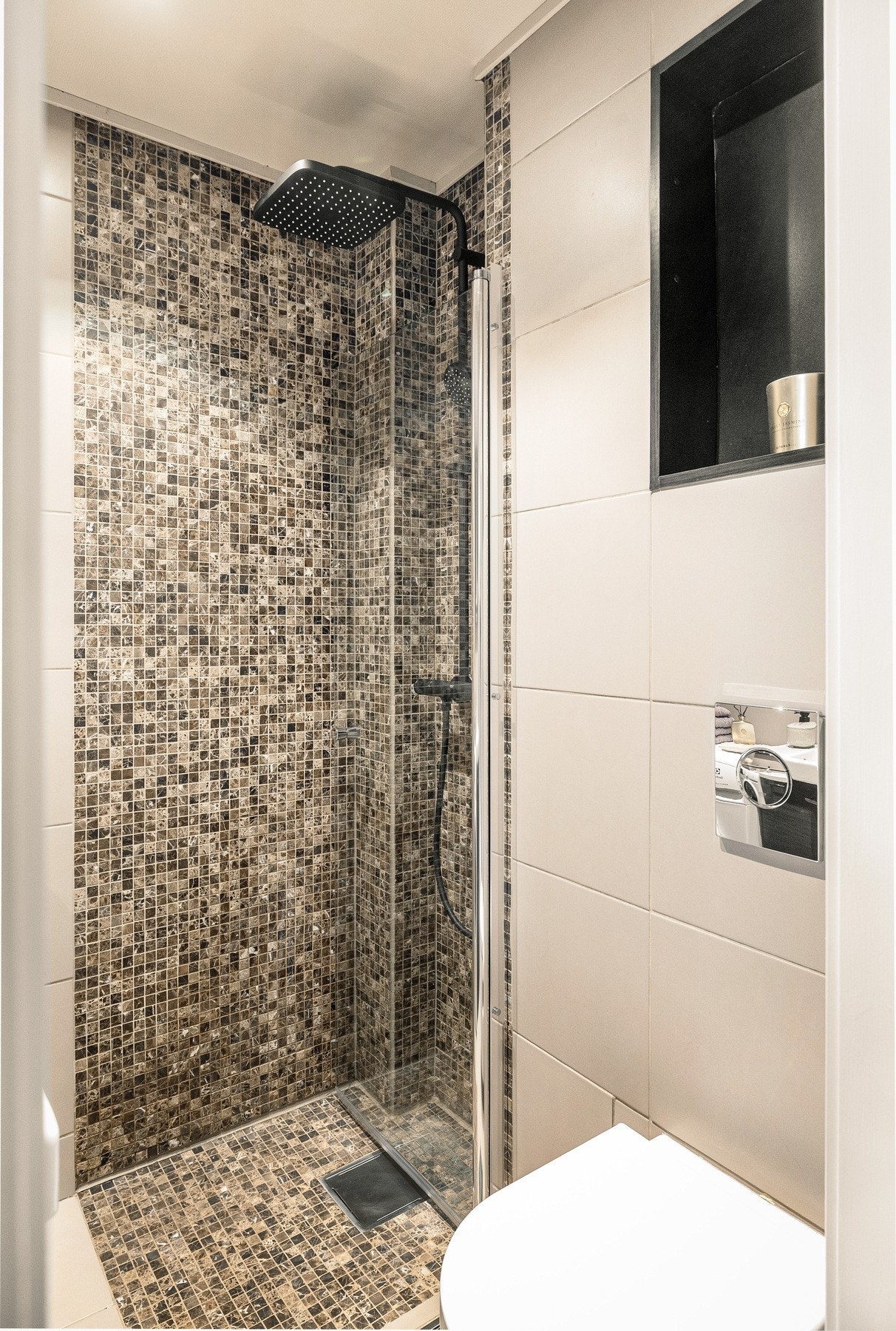 Det er lagt fliser på gulv og vegger, og komforten ivaretas med elektriske varmekabler. Galleribilde