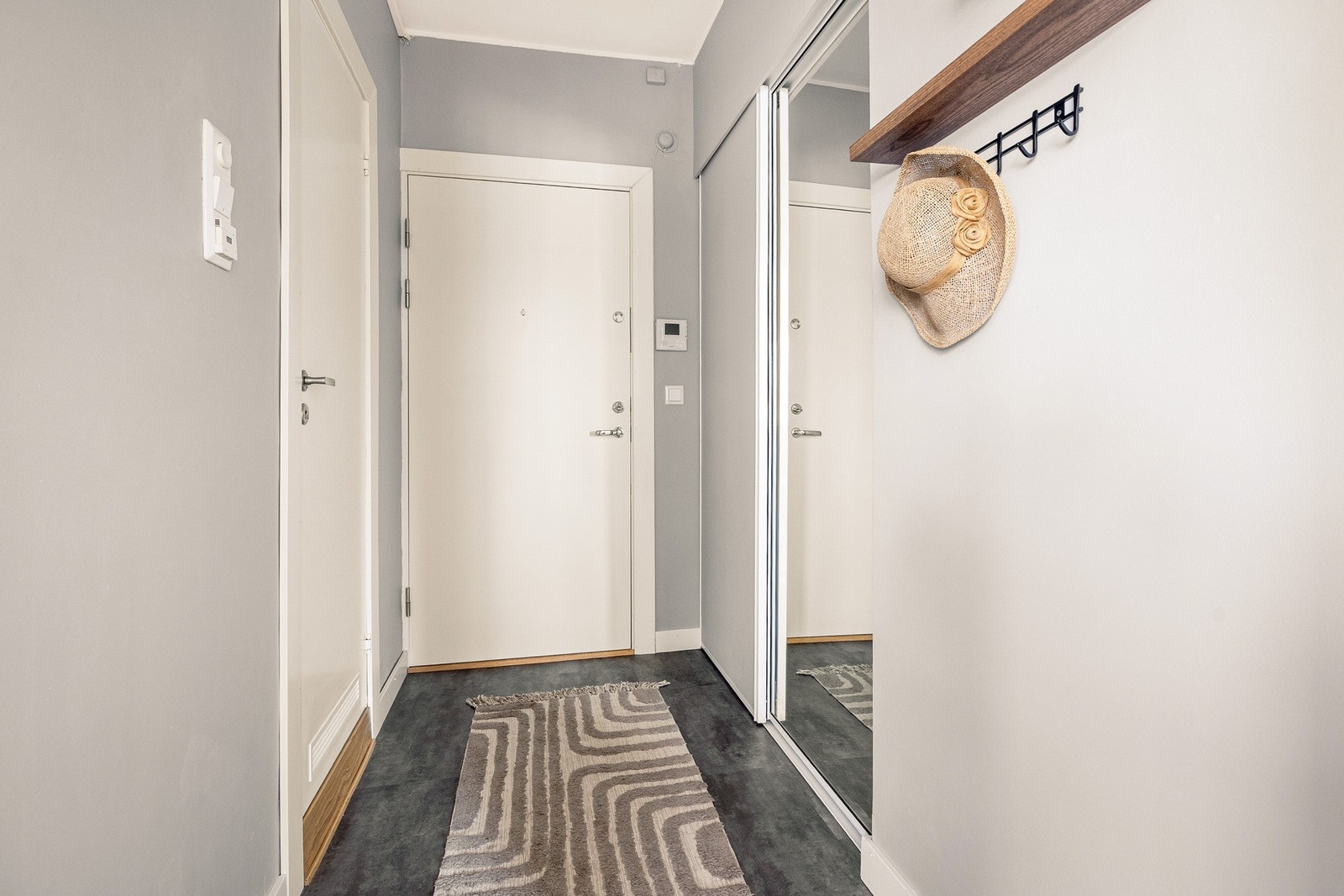 Leiligheten ligger attraktivt til i byggets fjerde etasje. Her ønskes du velkommen inn av en lys og innbydende entré. Galleribilde