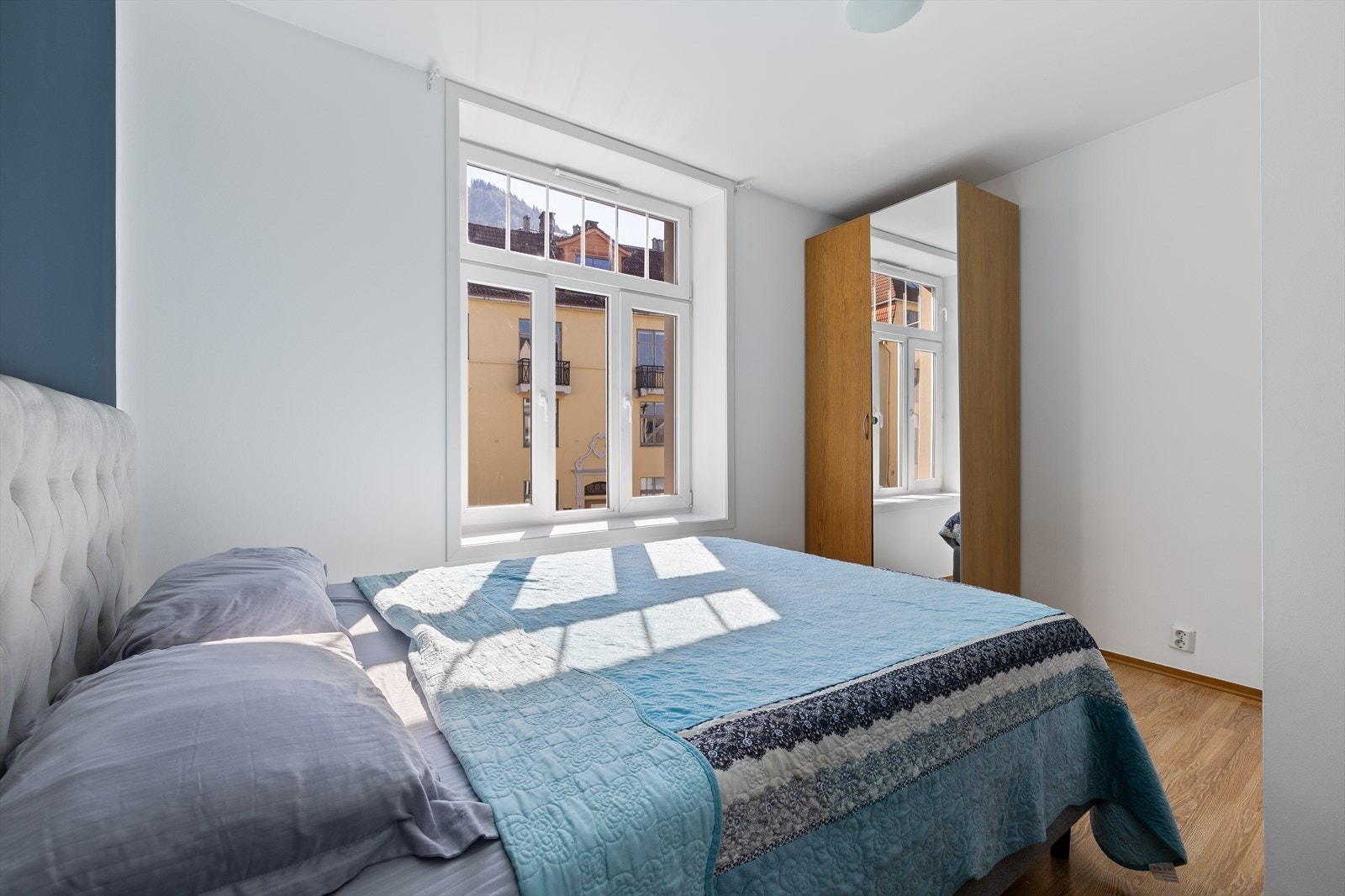 Romslig soverom målt til ca. 10,5 m² med plass til dobbeltseng, garderobe, nattbord og annen ønsket innredning. Galleribilde