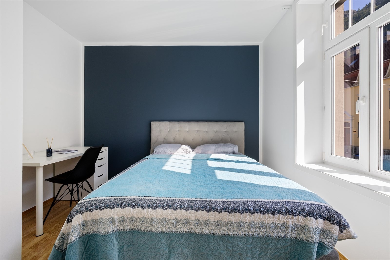 Stort vindu som gir rikelig med naturlig lysinnslipp. Galleribilde