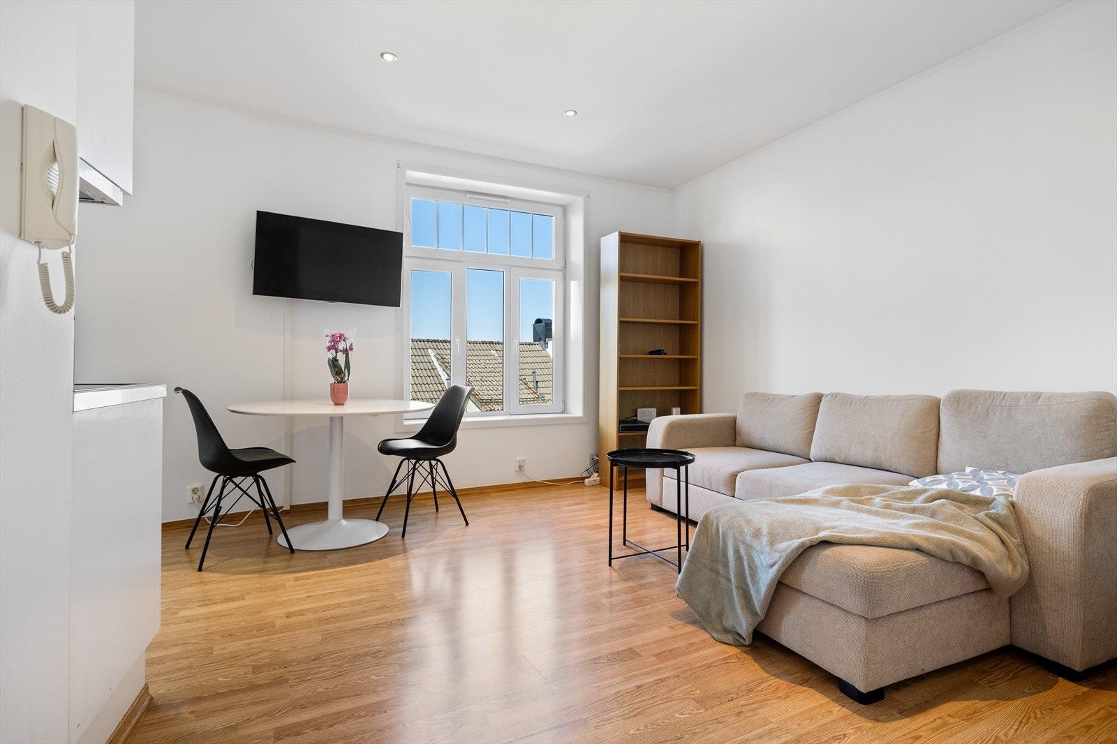 Rommet har plass til å innrede med både sofa-og spisegruppe. Galleribilde