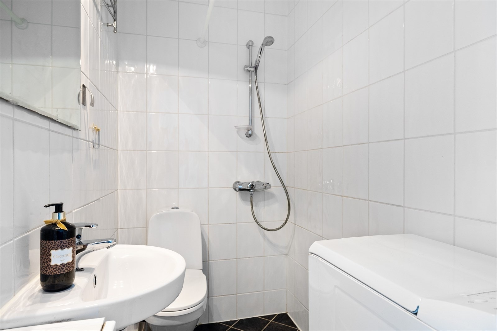 Helfliset bad med elektrisk gulvvarme. Innredet med dusj, skap, servant, speil, wc og opplegg for vaskemaskin. Galleribilde