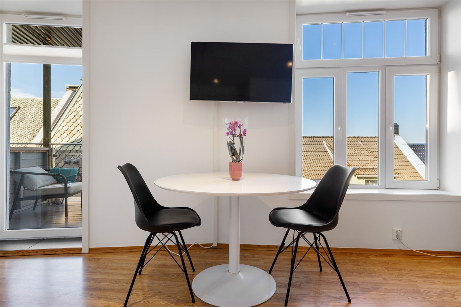 Fra stue/kjøkken har du utgang til en egen trivelig balkong. Galleribilde