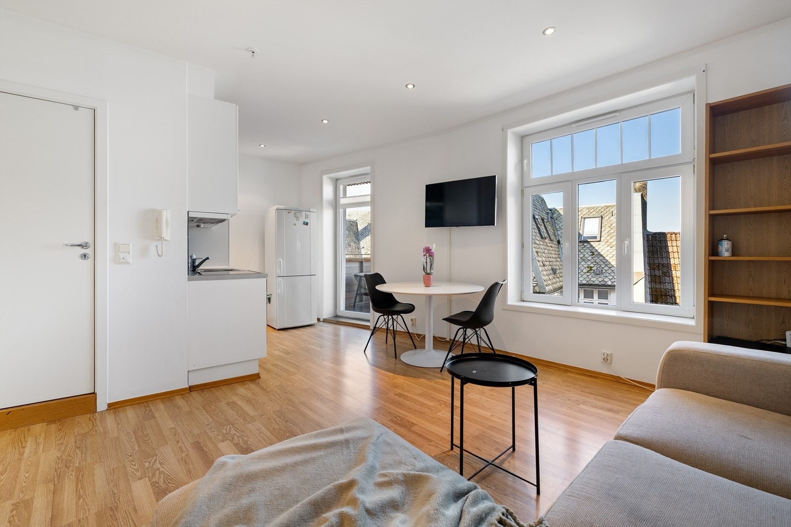 Leiligheten ligger pent i byggets 2.etasje, her møter du en åpen stue/kjøkken løsning som gir rommet en luftig og sosial atmosfære. Galleribilde