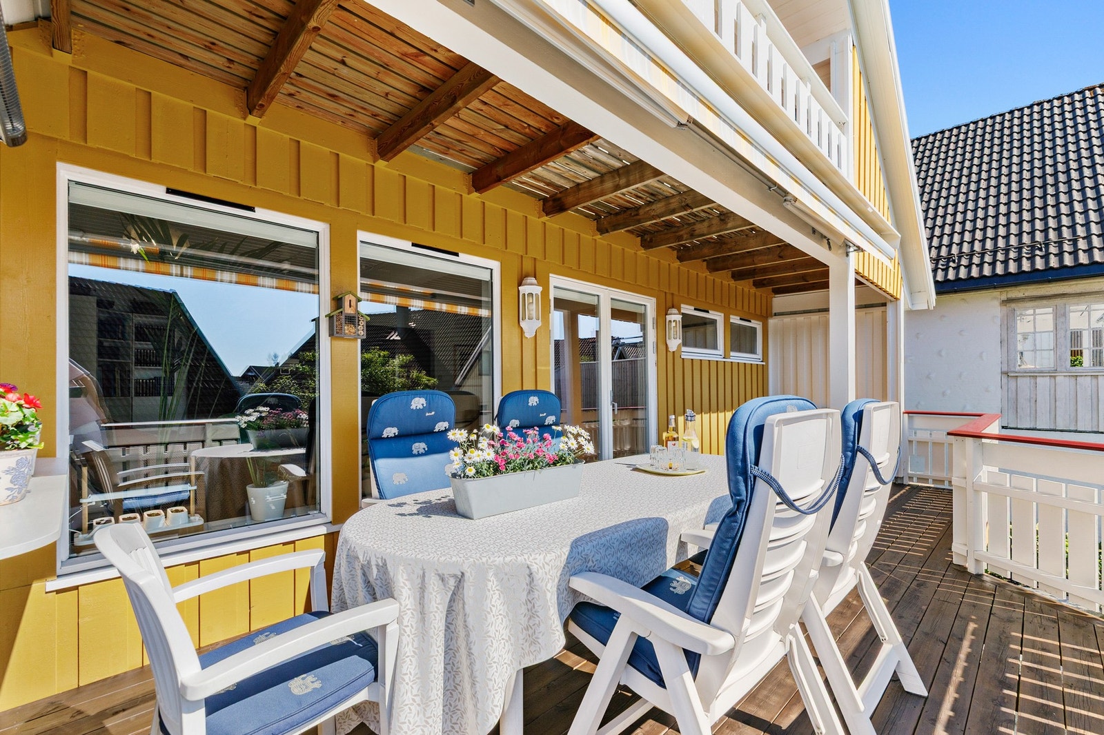 Ut fra stuen kommer man til en vestvendt terrasse med god plass til gjester Galleribilde