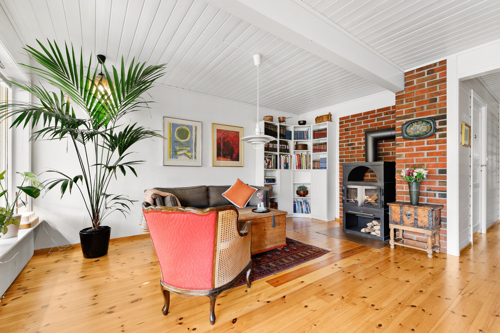 Stuen er utstyrt med en vedovn, som gir en lun og varm stemning. Galleribilde