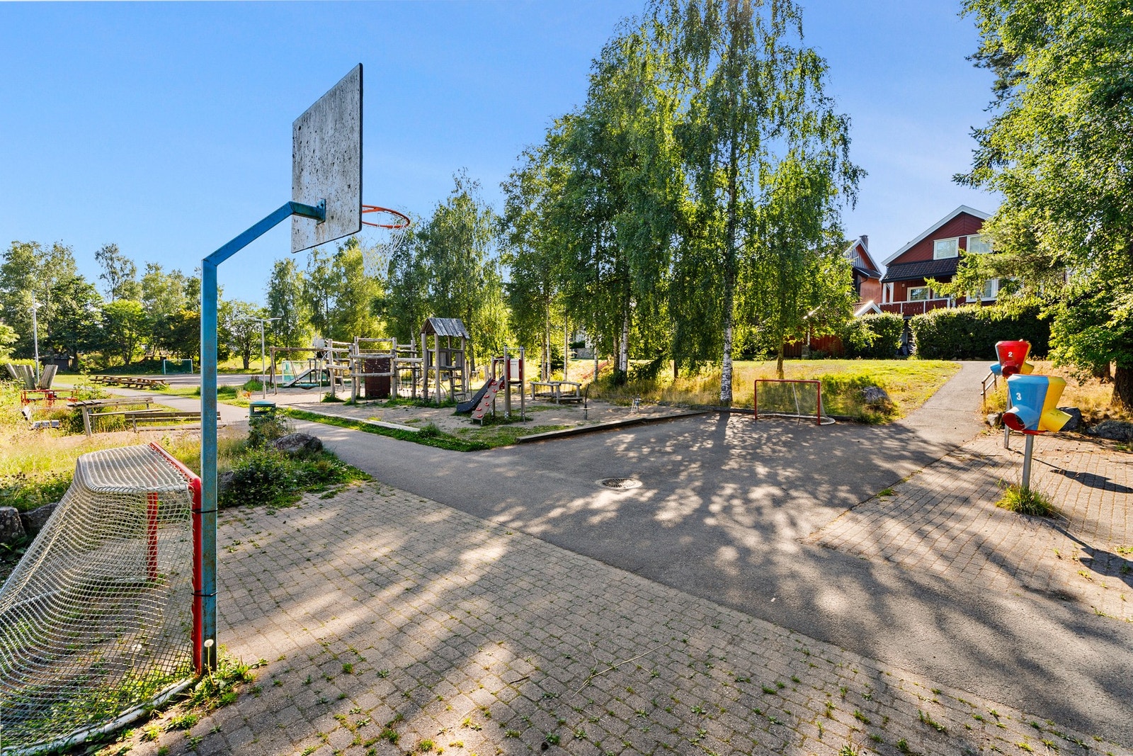Stor Felles lekeplass i Mortensrudgrenda vel. Om vinteren legges skøyteis på fotballbanen dersom forholdene tillater det. Galleribilde