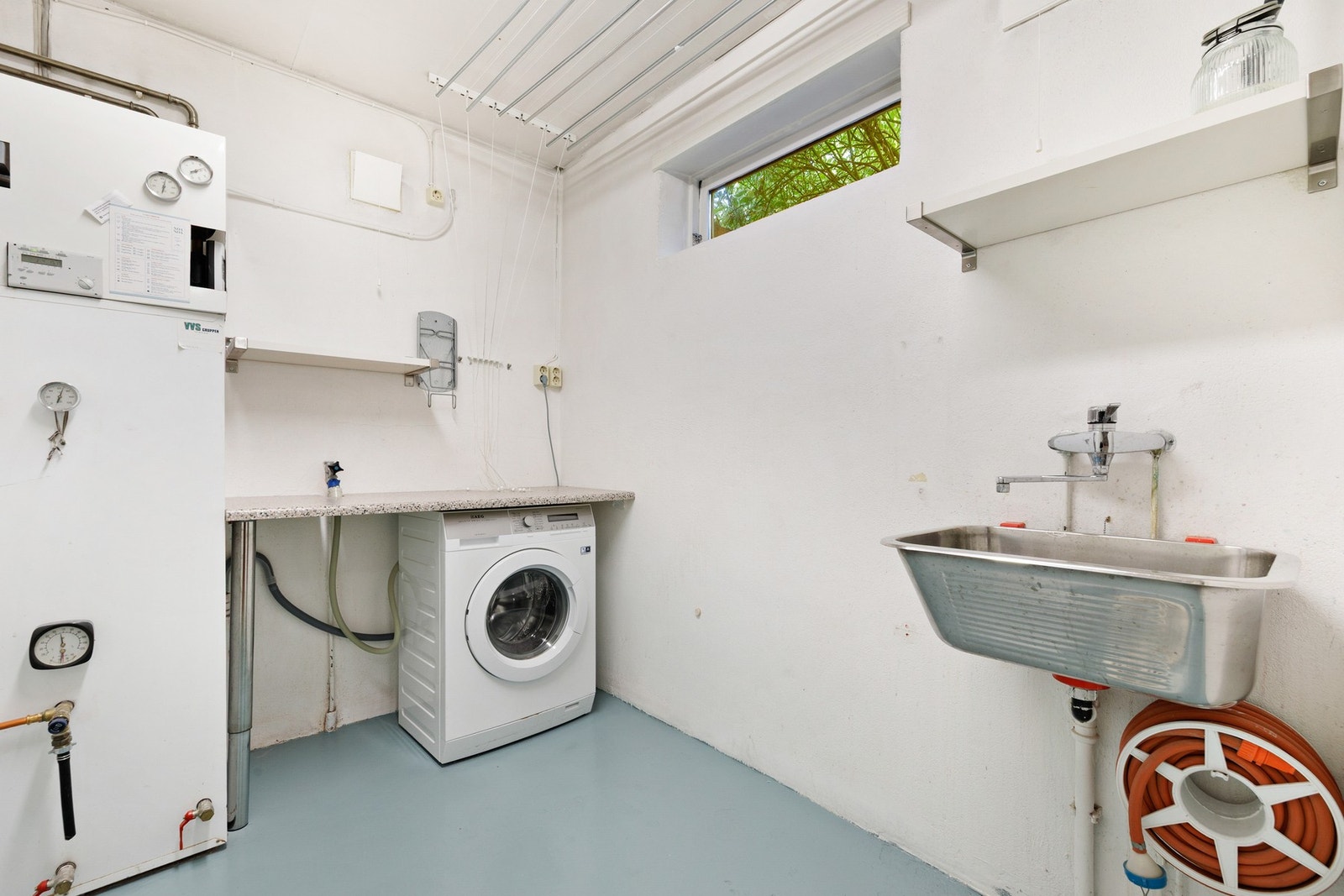 Praktisk vaskerom innredet med blant annet en 200 liters varmtvannsbereder og lekkasjedeteksjonssystemet Grohe Sense Guard, som bidrar til økt sikkerhet og kontroll. Boligen varmes opp med vannbåren varme via radiatorer og er tilknyttet fjernvarmeanlegg. Galleribilde