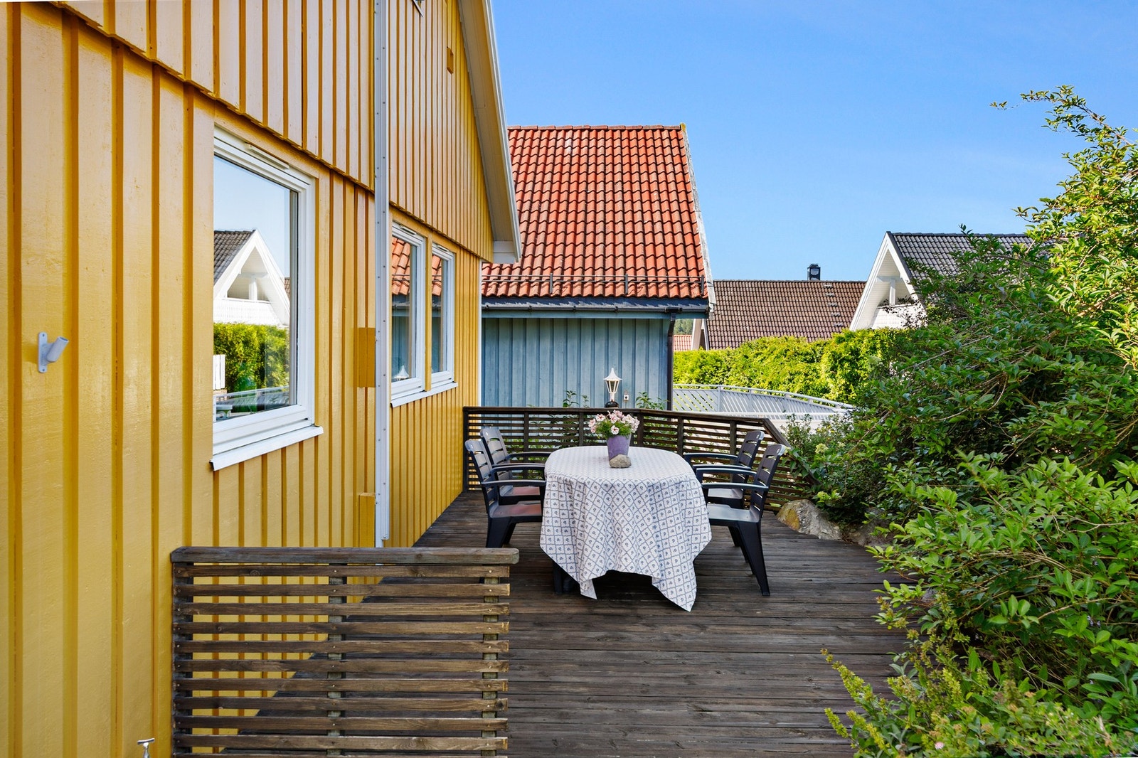 På østsiden, har man en egen platting der man kan nyte frokosten i morgensolen. Galleribilde