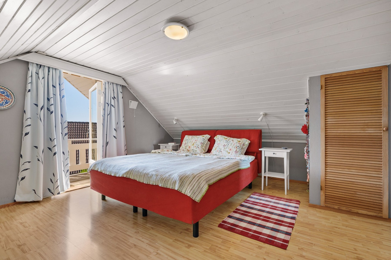 Fra soverommet har man tilgang til en privat vestvendt balkong. Galleribilde