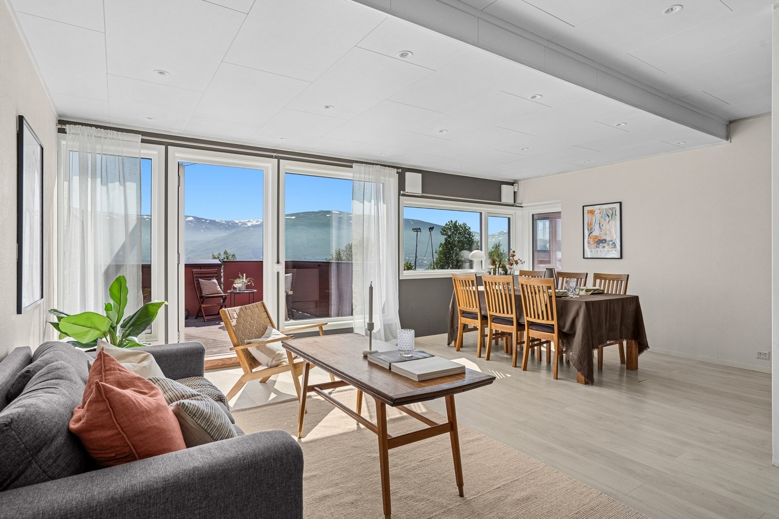 Rommets størrelse og utforming gjør den enkel å innrede i flere soner. Galleribilde