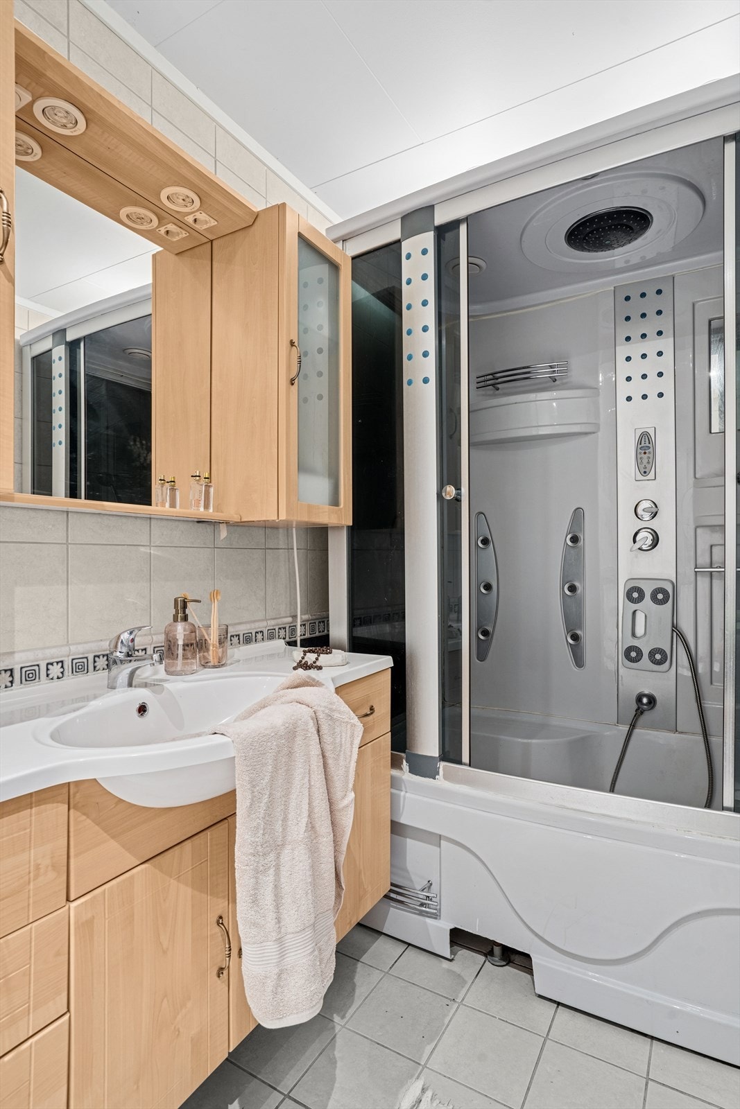 Baderommet er innredet med oppbevaring i servantskap og høyskap. Galleribilde