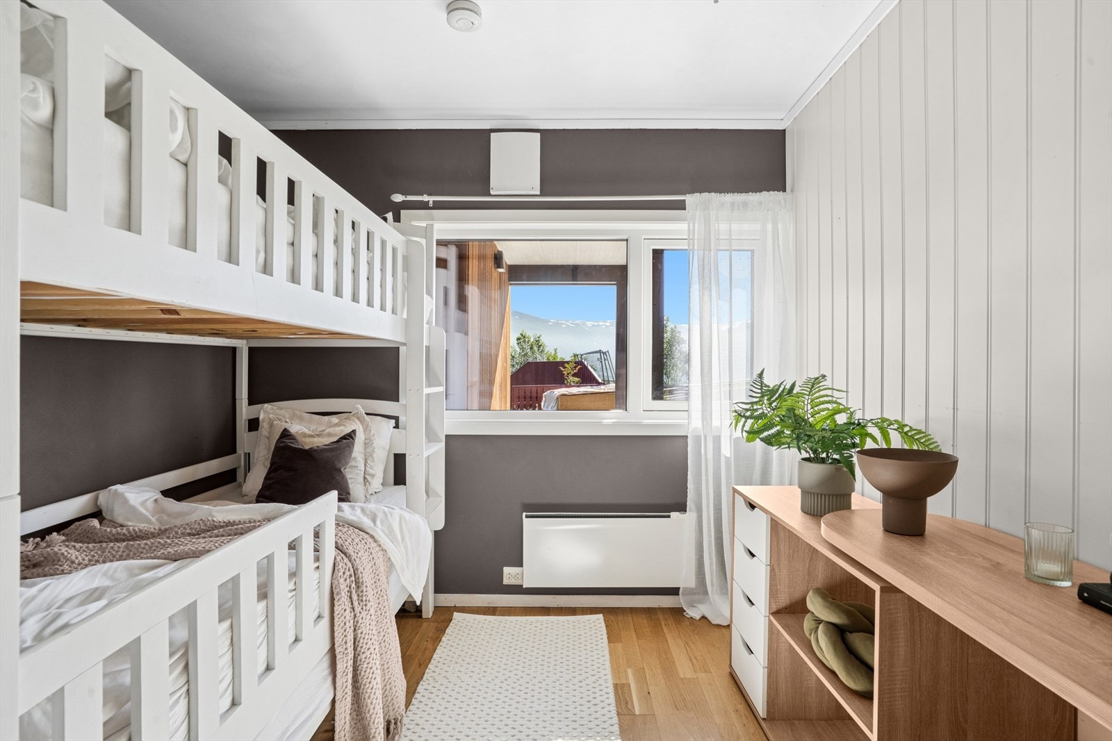 Soverom 2 med Praktisk køyeseng og plass til skrivebord. Galleribilde