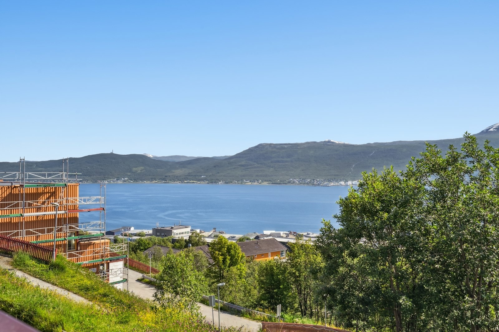 Boligen har flott utsikt mot fjord og landlige omgivelser. Galleribilde