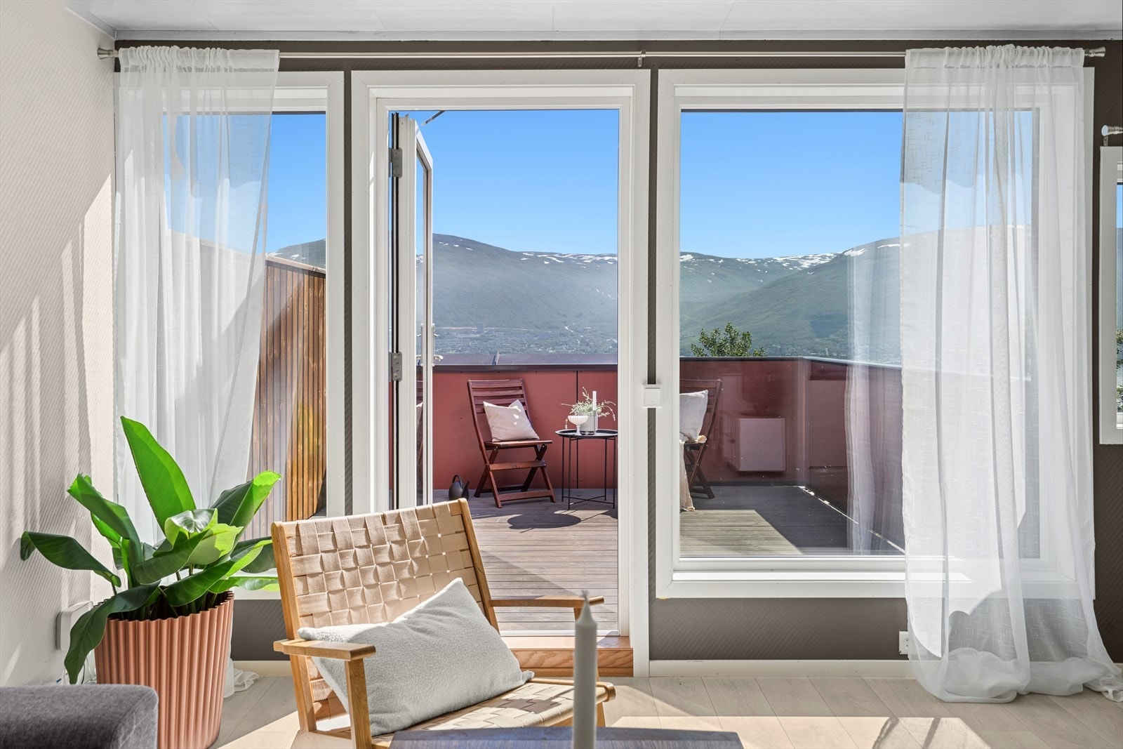 Store vindusarealer slipper inn godt med lys og skaper en luftig atmosfære i boligen. Galleribilde