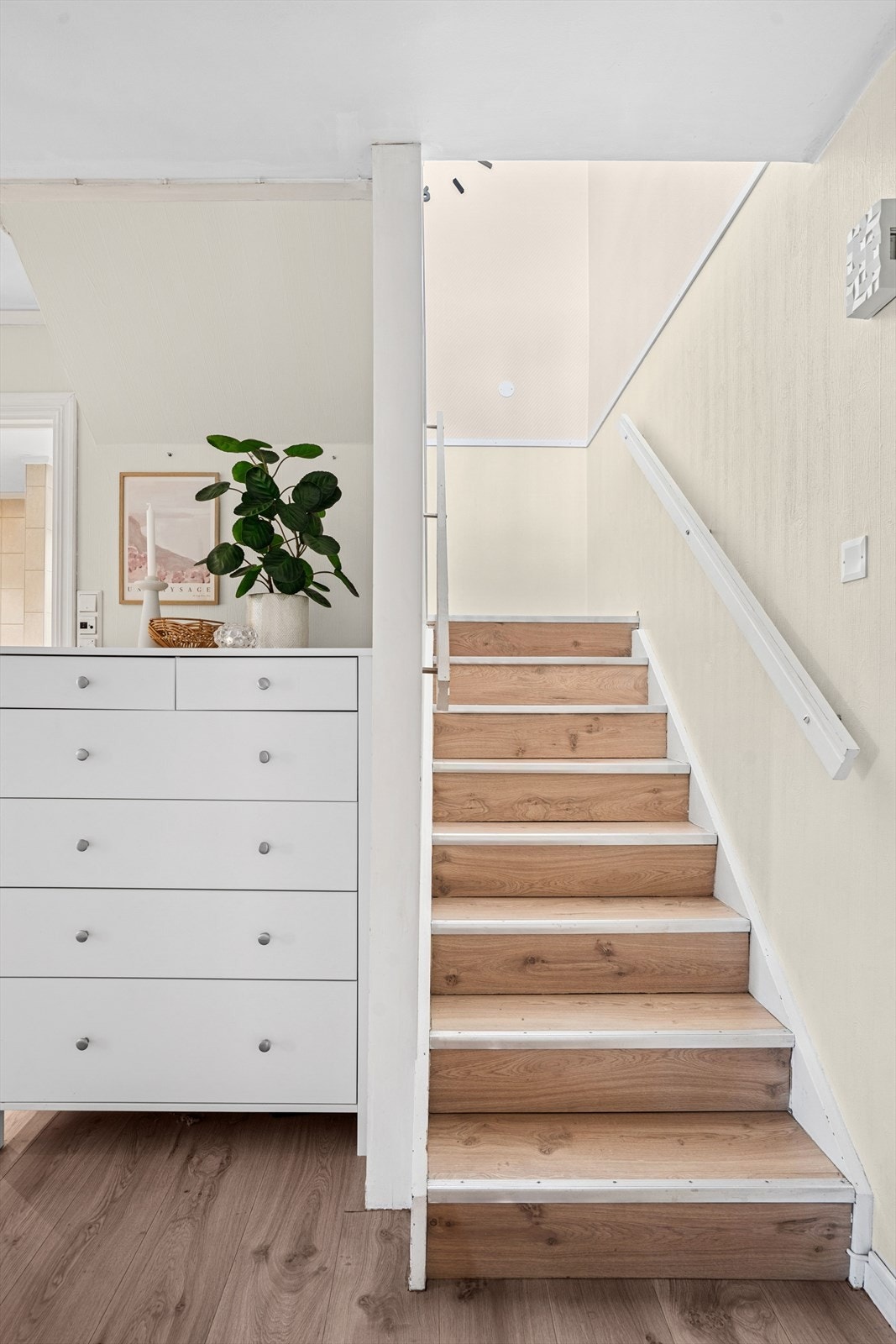 Leiligheten er innredet med 2 soverom, 1 bad, wc og disse ligger i underetasjen. Galleribilde