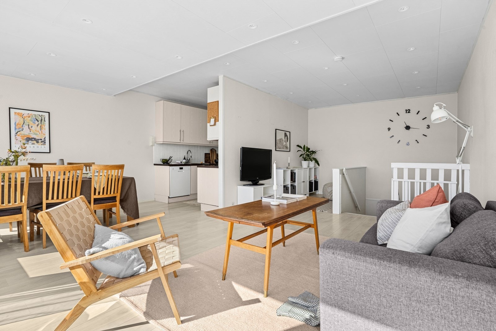 Lys og luftig stue med mange muligheter - gi rommet nytt liv! Galleribilde