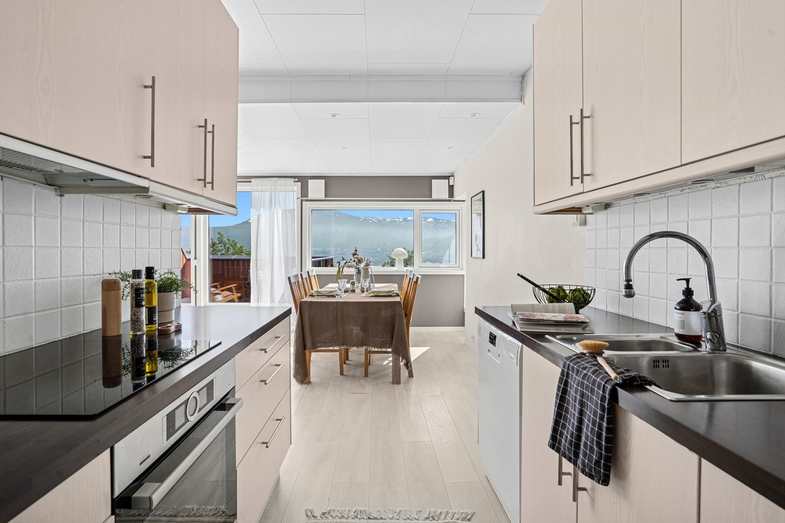 Et slitesterkt og stilfullt kjøkken med nordisk design. Galleribilde