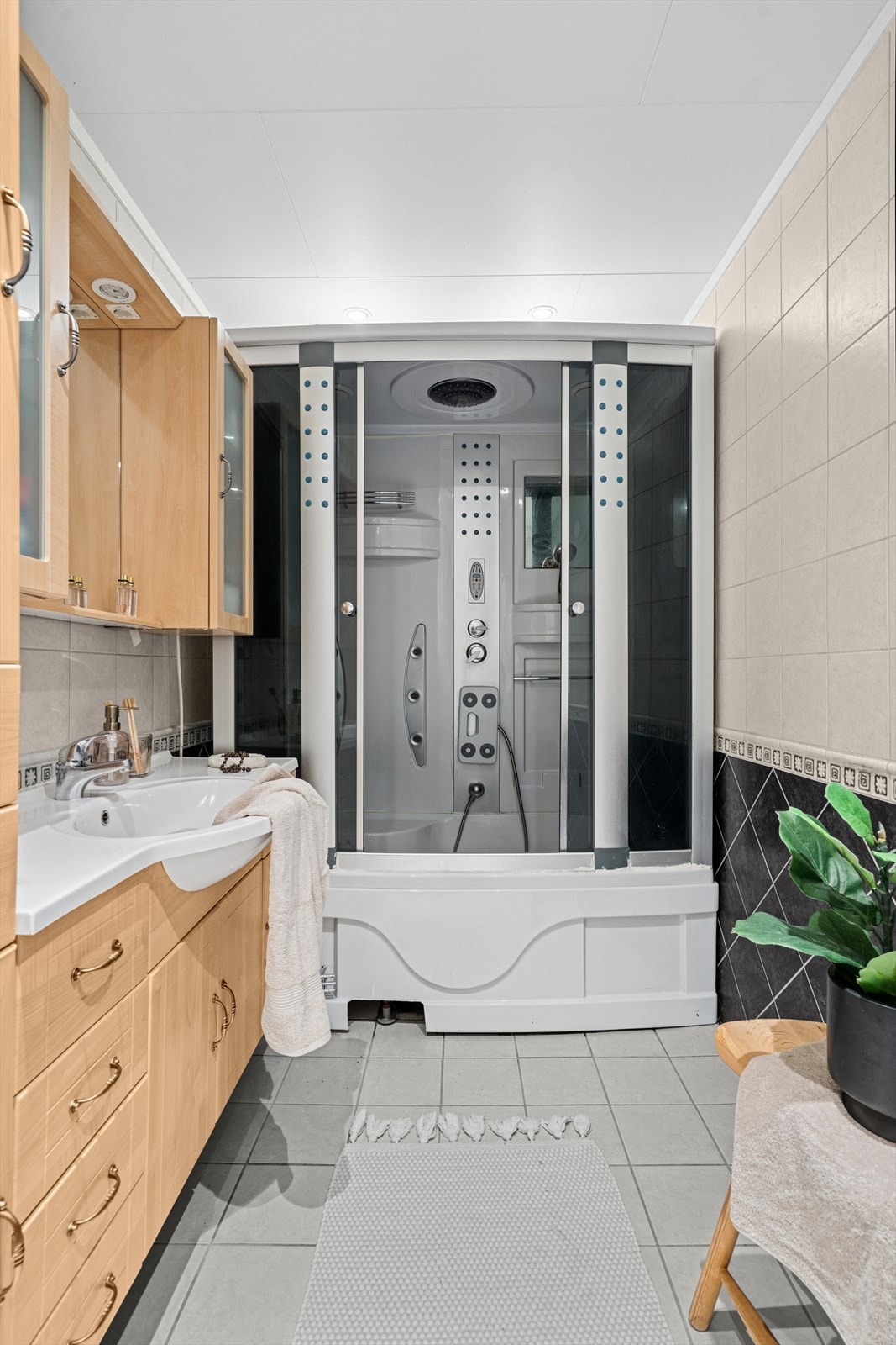 Lekkert flislagt baderom med behagelig gulvvarme. Galleribilde