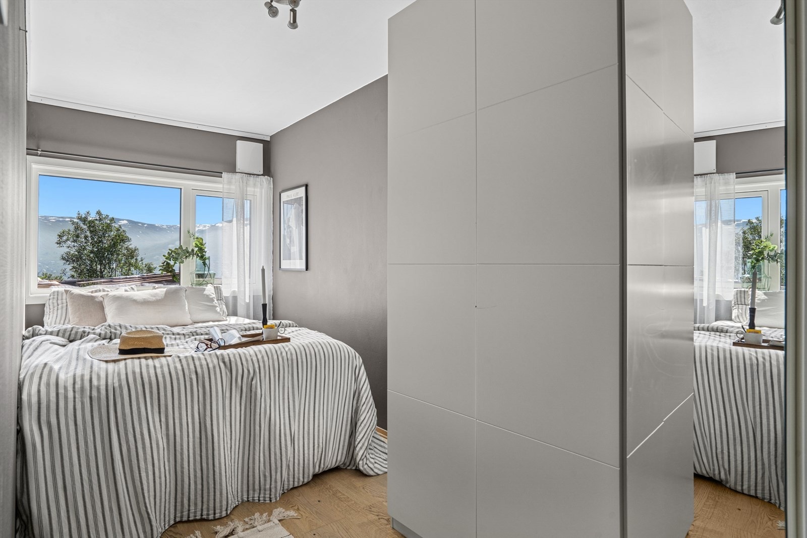 Hovedsoverom med praktisk garderobe. Galleribilde