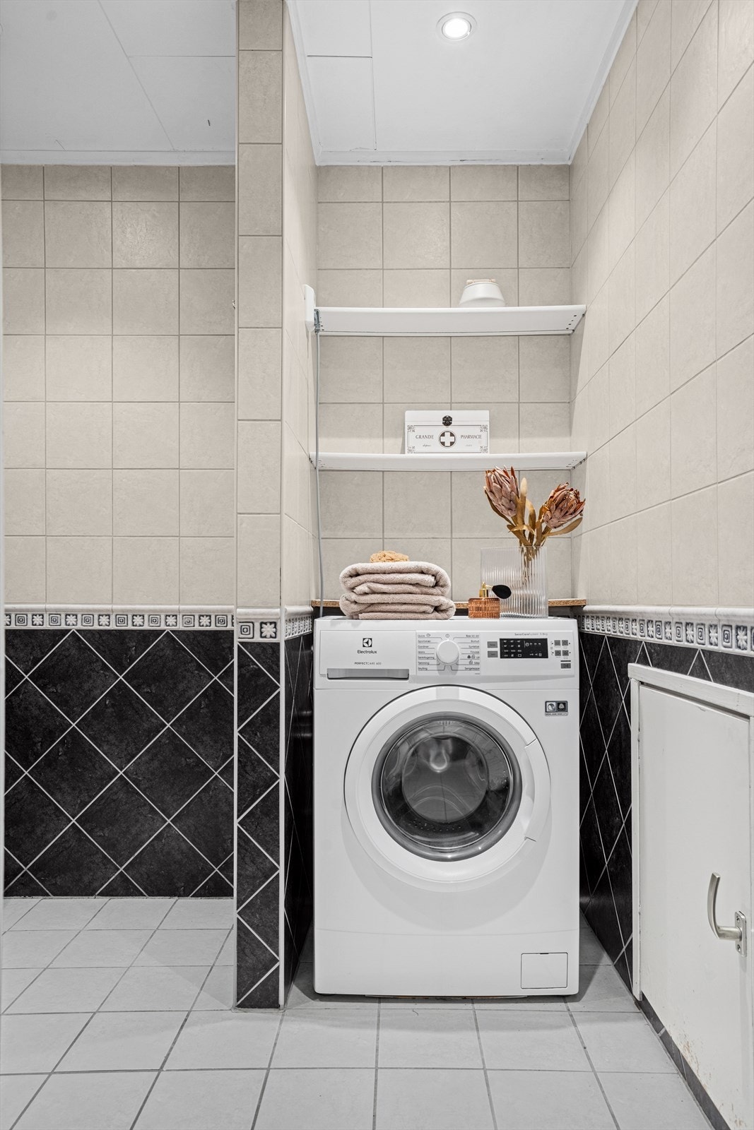 Baderom med opplegg for vaskemaskin. Galleribilde