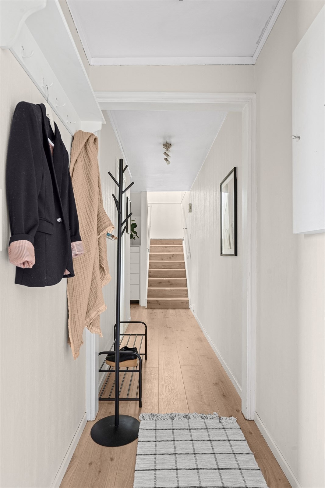Entreèn har god plass til oppbevaring av yttertøy og sko, her er det godt å komme hjem. Galleribilde