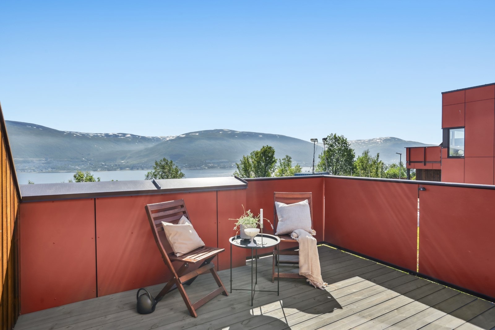 Nyt solen gjennom dagen og hyggelig utsyn fra balkongen. Galleribilde