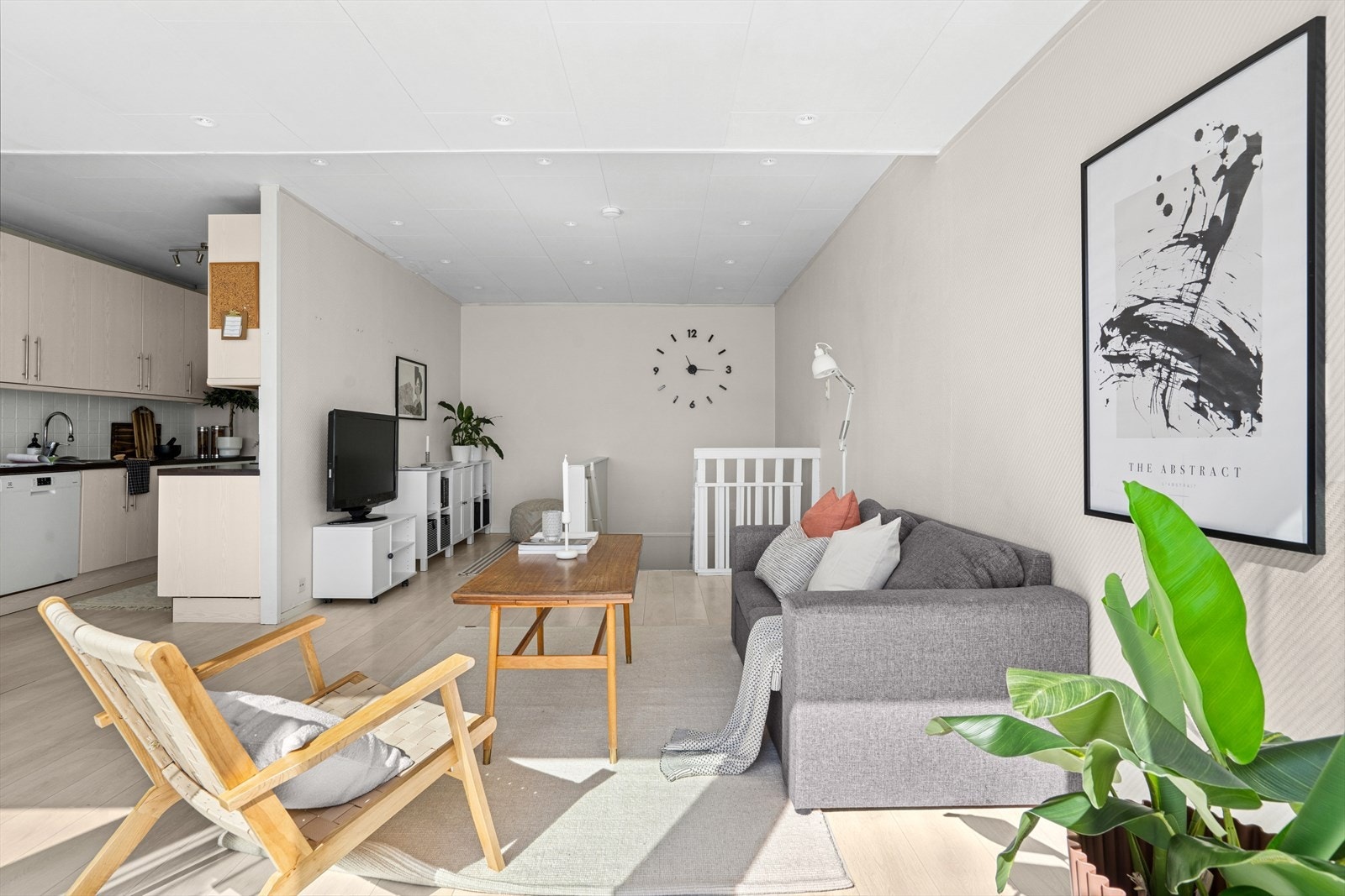 Stuen har malte vegger i en dus beigefarge som passer perfekt til boligens stil. Galleribilde