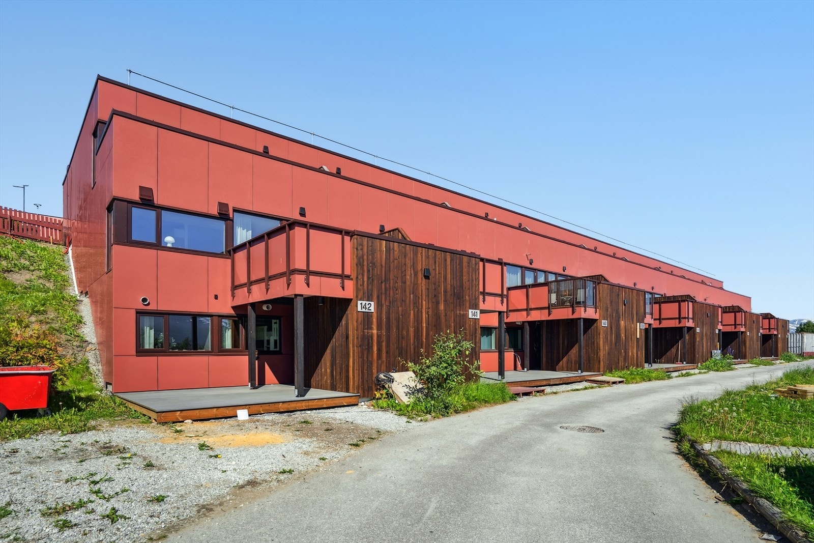 Det er adkomst til boligen fra bakkeplan, og inn i boligens første etasje. Galleribilde