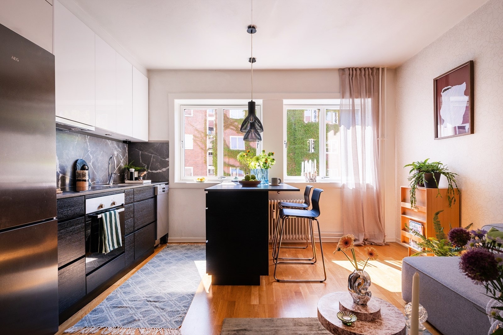 Gulvet er belagt med 3-stavs parkett. Galleribilde